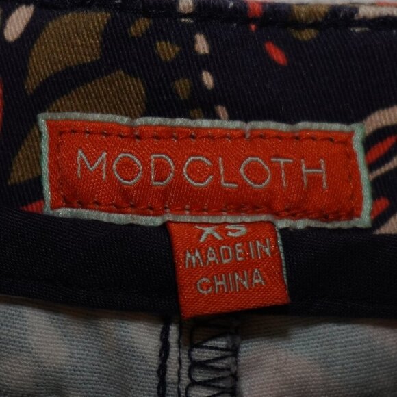 Modcloth Lifestyle Stretch Monarch Butterfly Print Crop Pants XS Artistic Floral - Picture 5 of 8